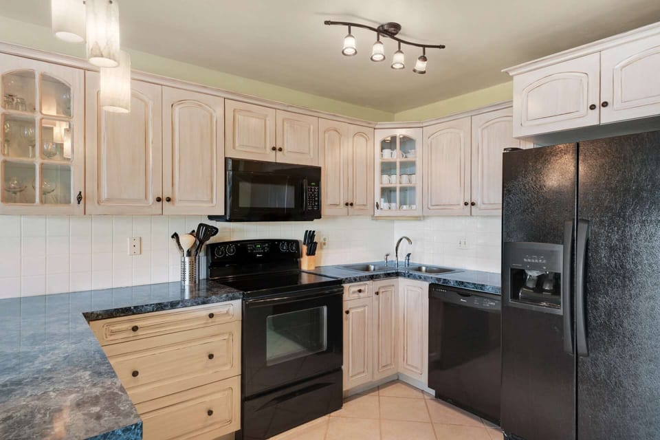 Spacious kitchen for all of your cooking needs!