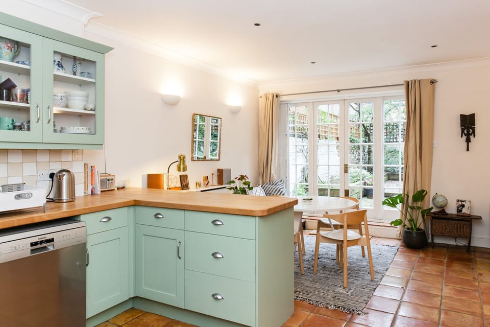 Kitchen & Dining