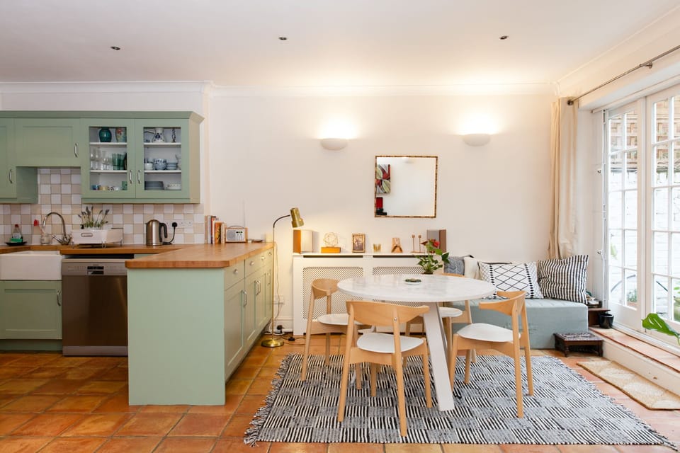 Kitchen & Dining