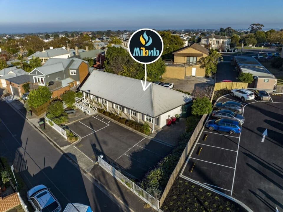 Convenient Geelong CBD location close to shops, cafes, waterfront and local attractions.