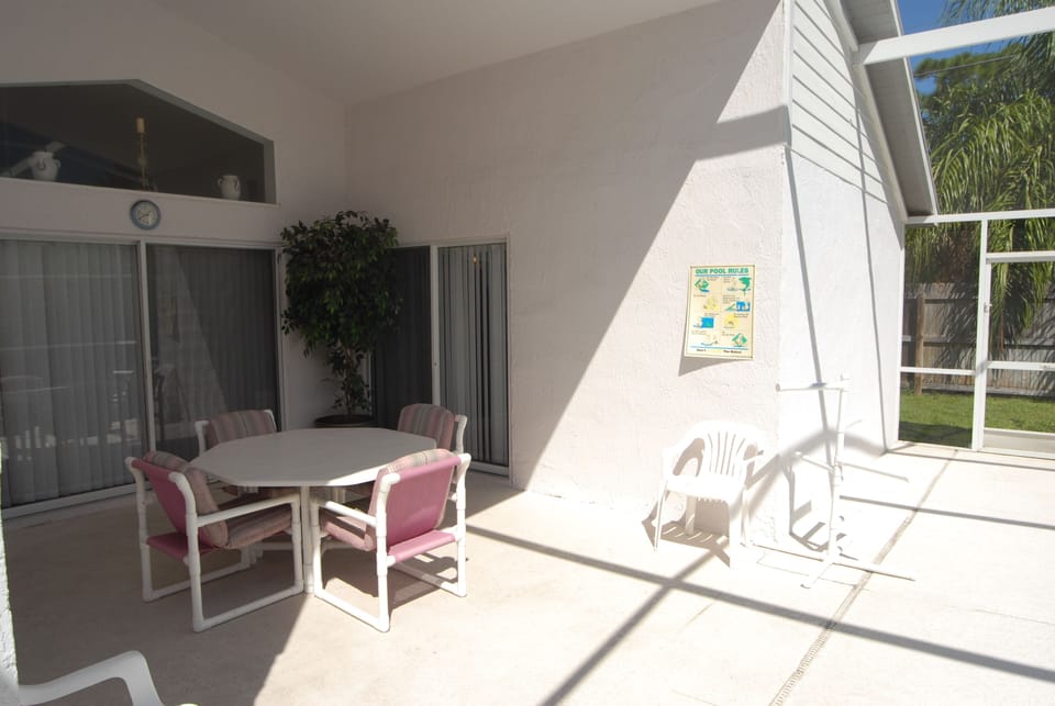 Cover lanai with patio set