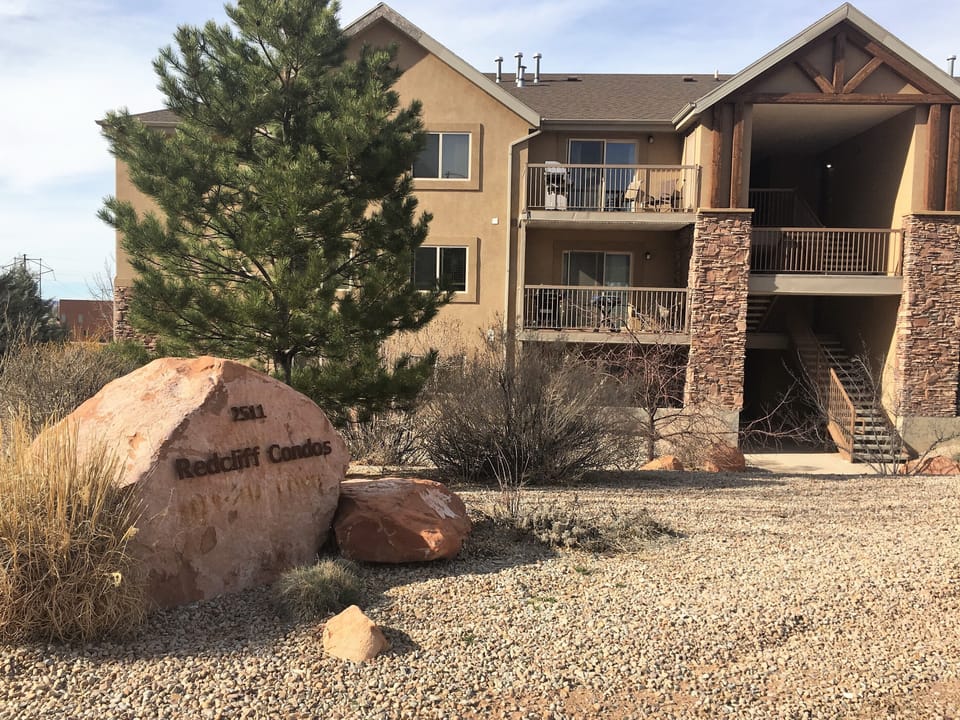 Redcliff Condos Moab - South of South Shell Gas Station - Pool/Jac Onsite