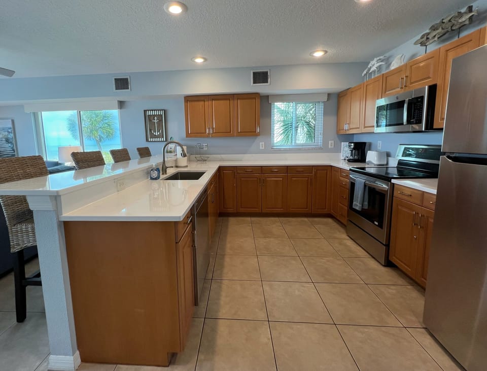 Fully equipped and updated kitchen for cooking up your favorite - Fully equipped and updated kitchen for cooking up your favorite meals and snacks, plus bar stool seating.