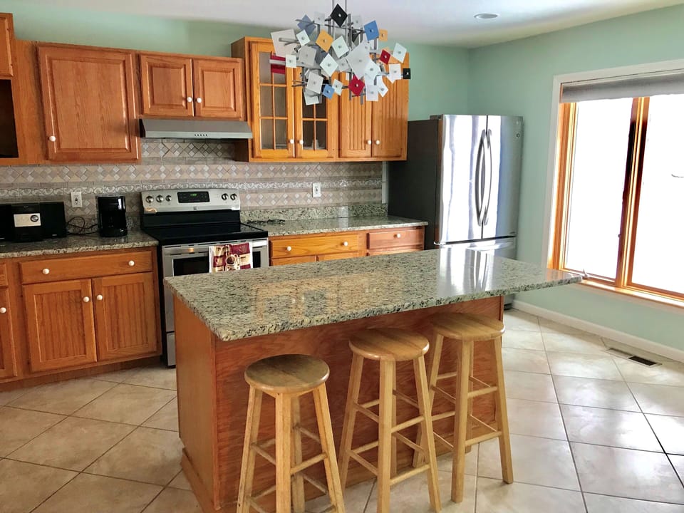 Toaster, coffee maker, blender, mixer, slower cooker, rice cooker are available
