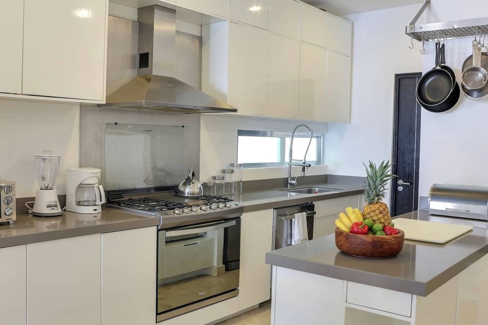 Large kitchen with everything you need to cook a good meal.