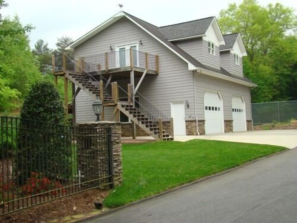 Two Bedroom Garage Apartment as you come through gate