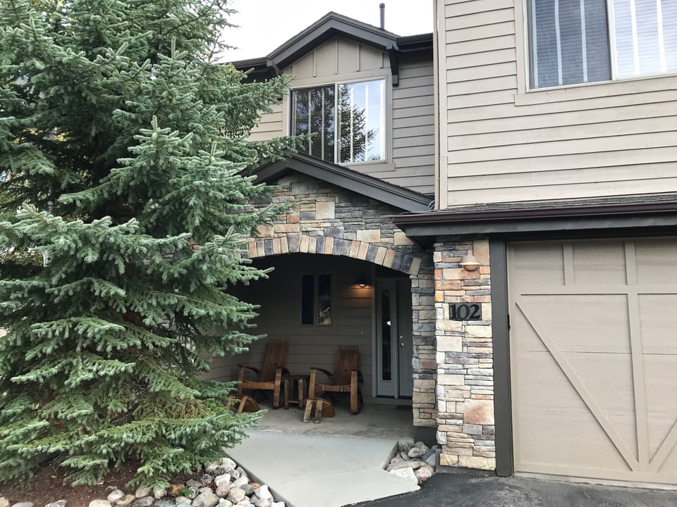 Front patio with views of Buffalo Mountain and Gore Range. 
