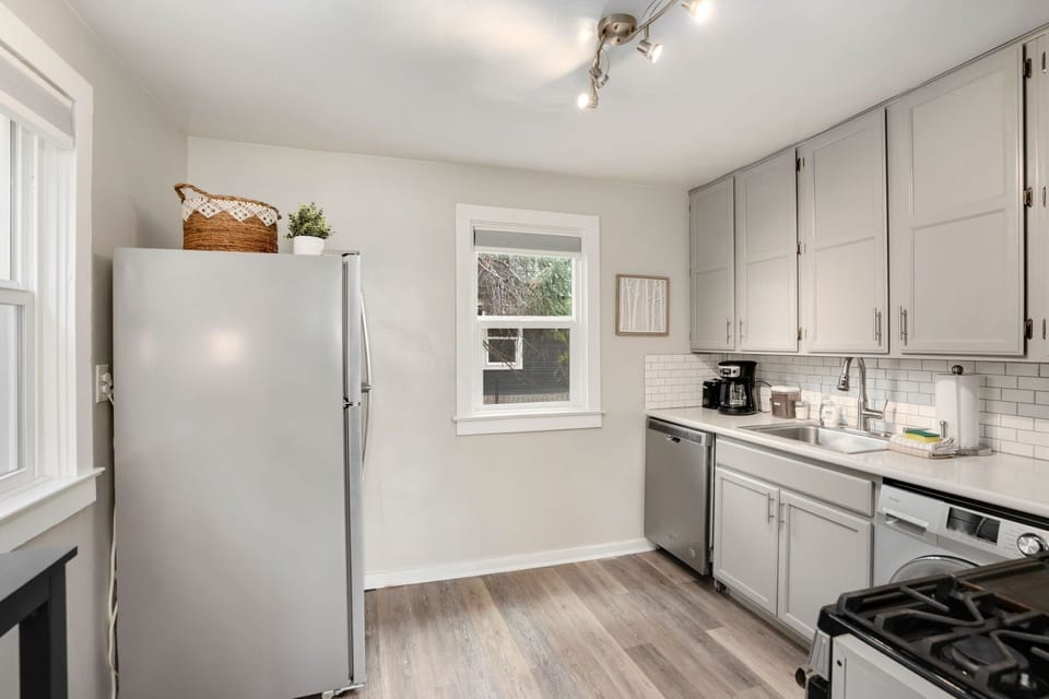 Fully-equipped Kitchen | Includes microwave and dishwasher!