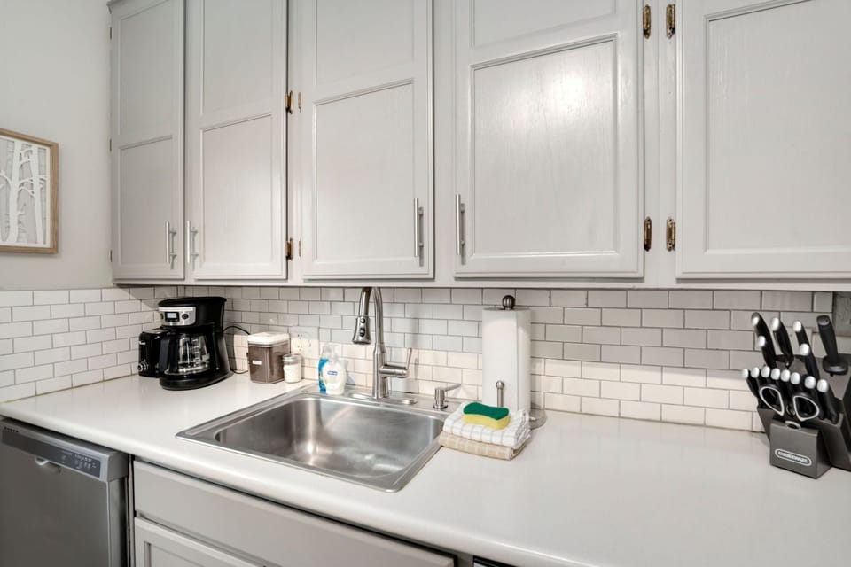 Fully-equipped Kitchen | Includes microwave and dishwasher!