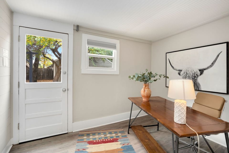 Office Space | Laptop-friendly Workspace