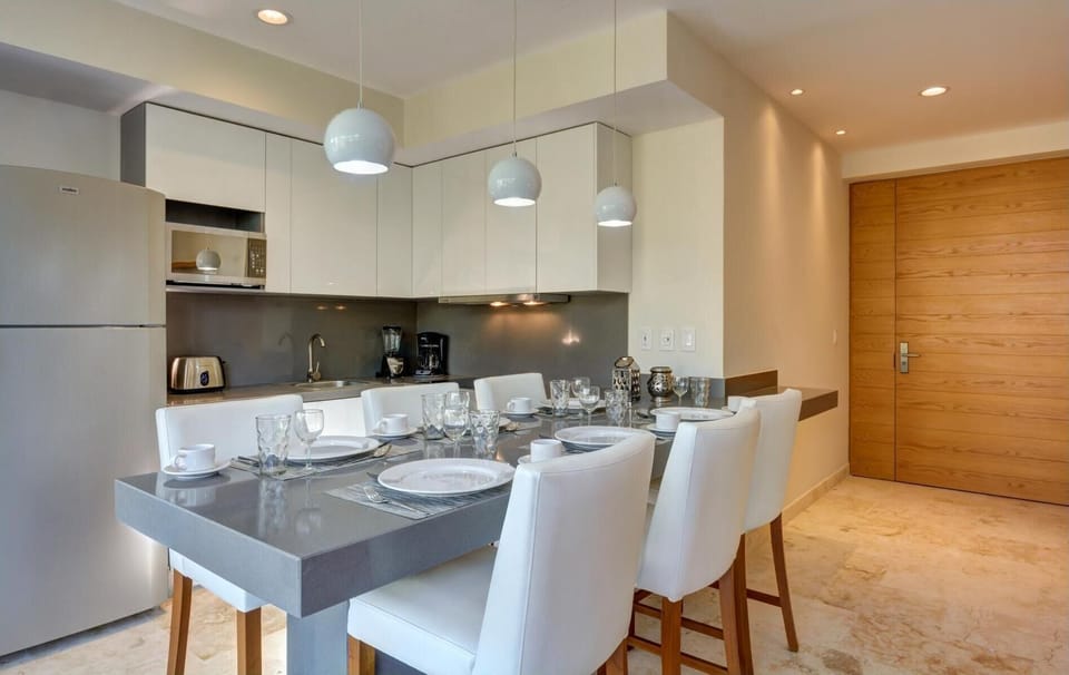 307S - Balcony, Garage, Roof Pool, Secure, Central (148)