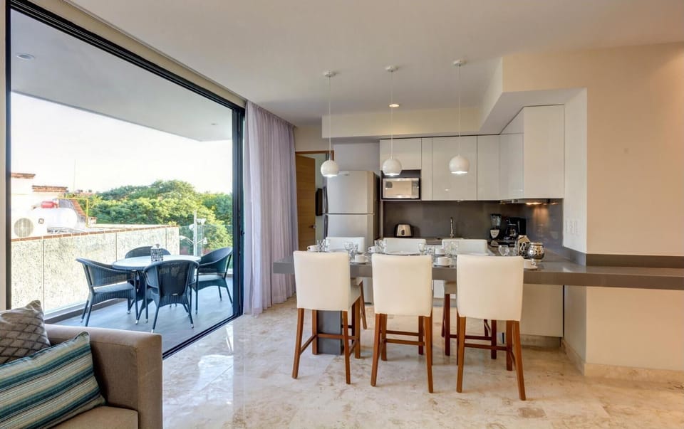 307S - Balcony, Garage, Roof Pool, Secure, Central (147)