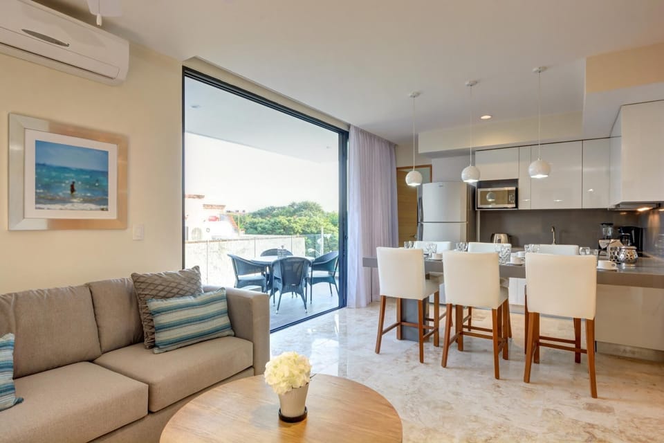 307S - Balcony, Garage, Roof Pool, Secure, Central (146)
