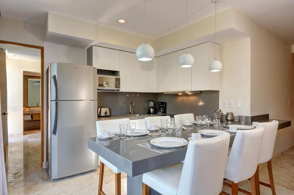 307S - Balcony, Garage, Roof Pool, Secure, Central (149)