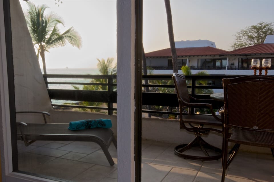 Lanai with outdoor seating at our Kona Condo Rental