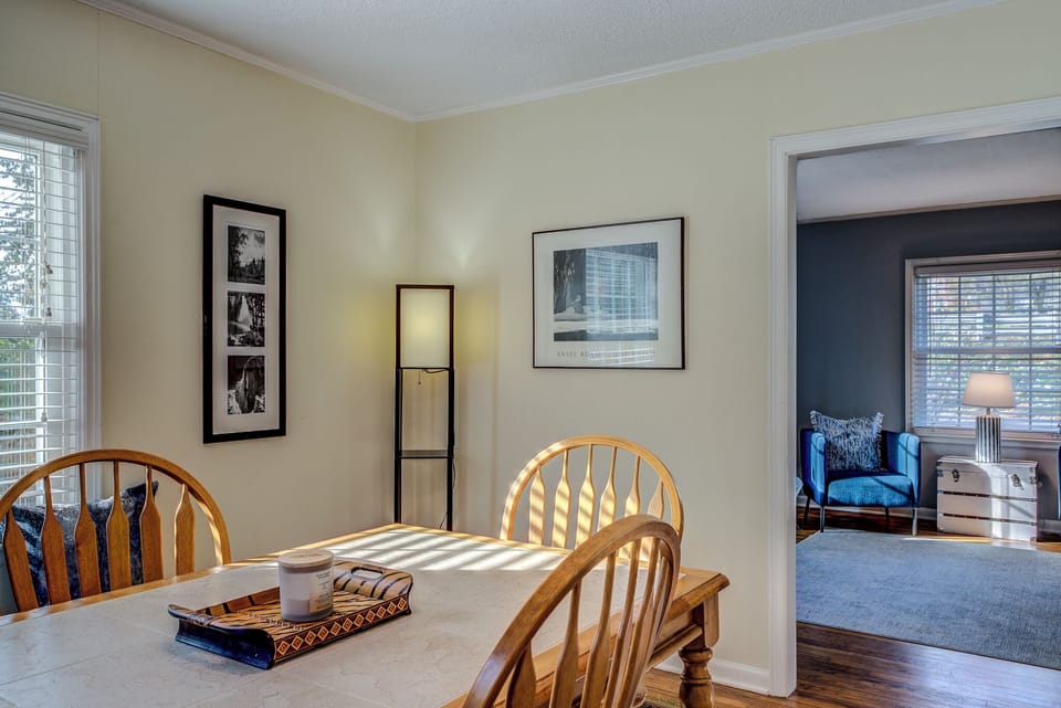 Seating for 6 guest at the dining room table
