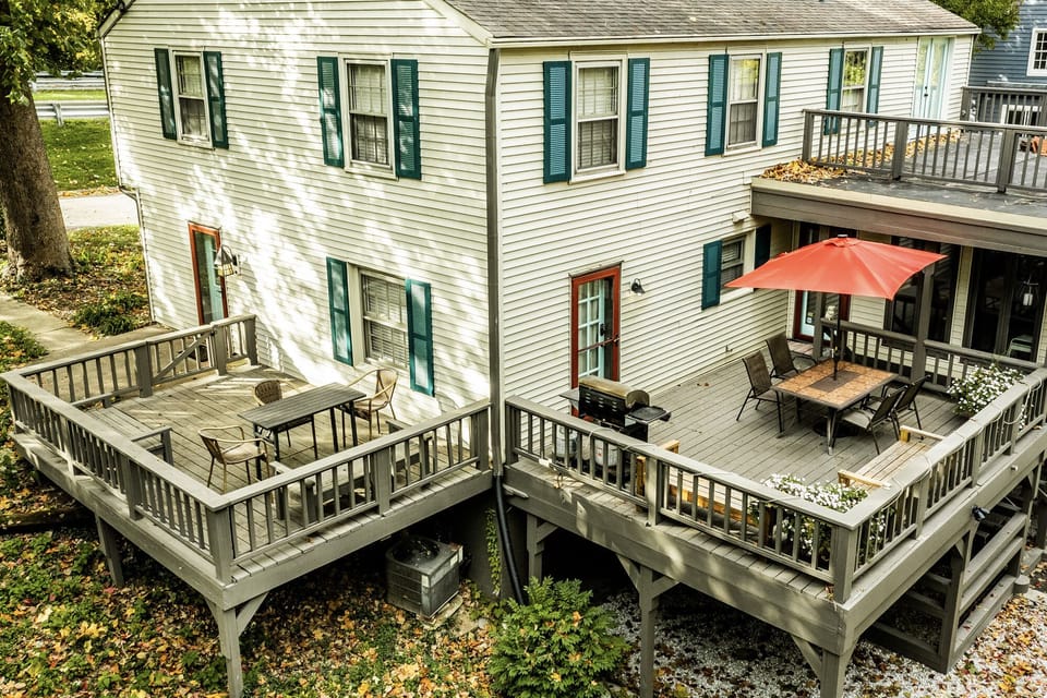 The South unit has side deck and back door access to main deck and North Unit
