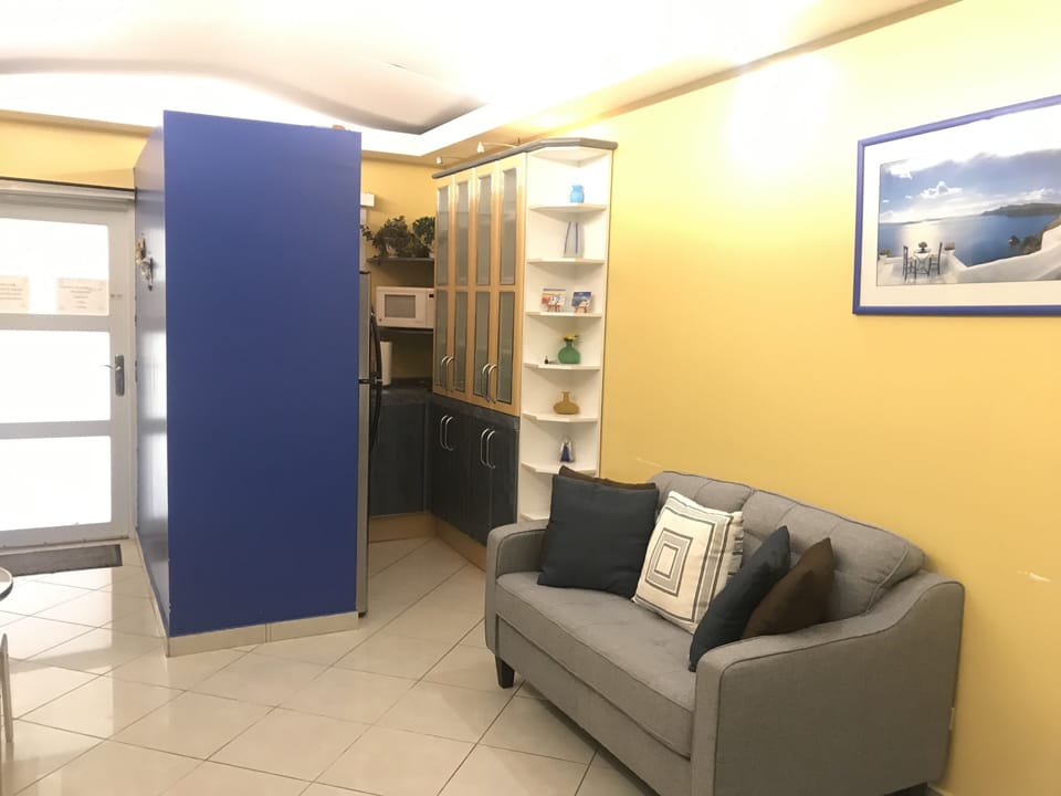 Studio: sitting/dining for 2, closet, full bath, full kitchen Smart TV, WIFI