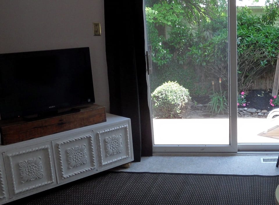 garden deck off tv/den
