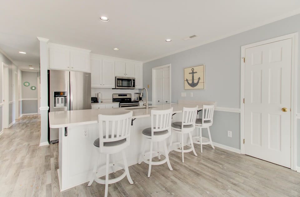 Cozy Kure-Kitchen Breakfast Bar