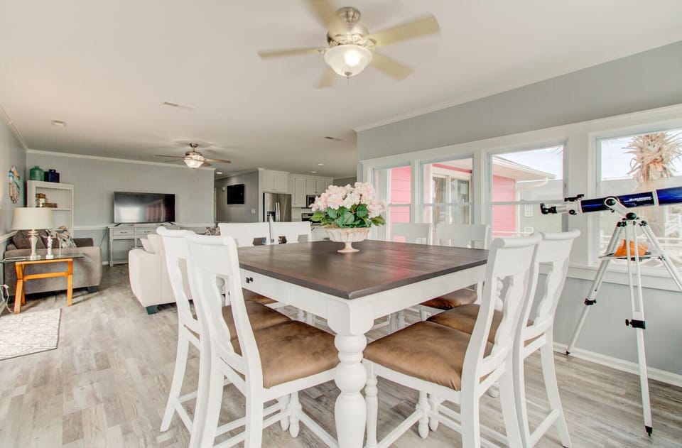 Cozy Kure-Dining Room