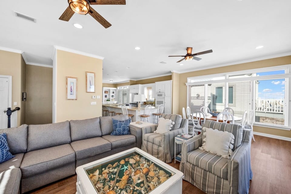 USA 2 - Spacious living room