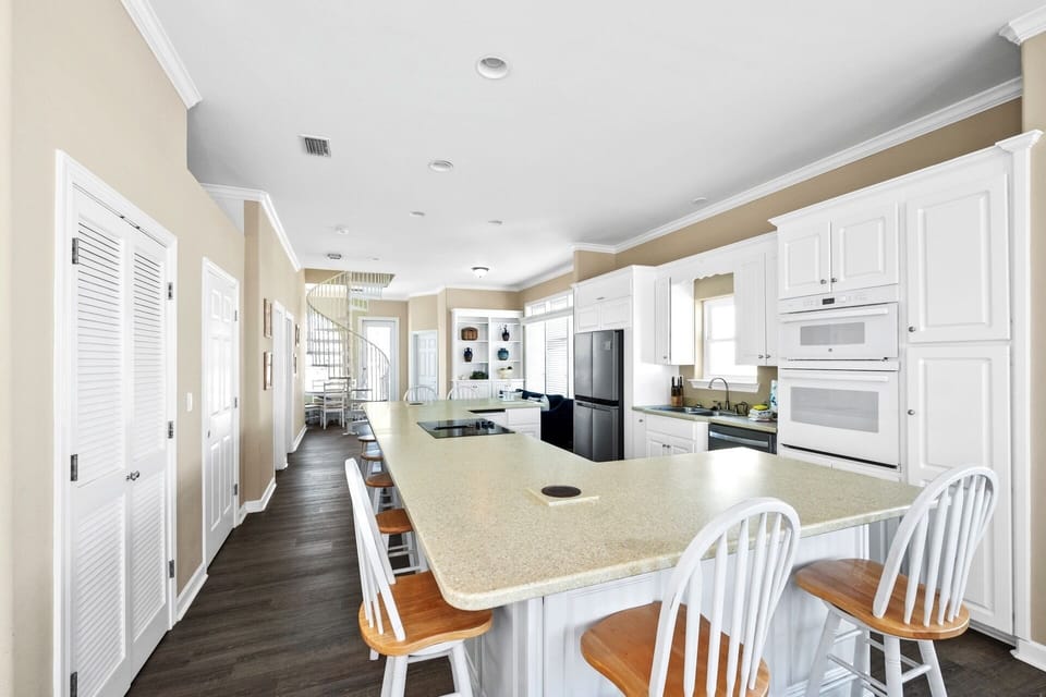 USA 2 - Large, open kitchen
