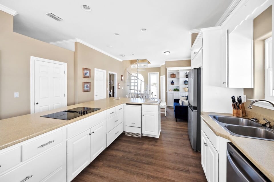 USA 2 - Kitchen with stainless steel appliances