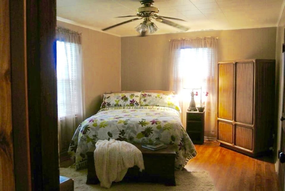 Queen Size Bed with Flat screen TV..WiFi ports