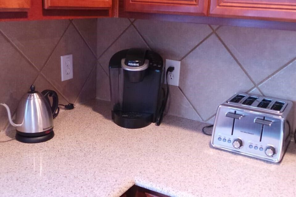 Toaster, Keurig Coffee Maker & Kettle 