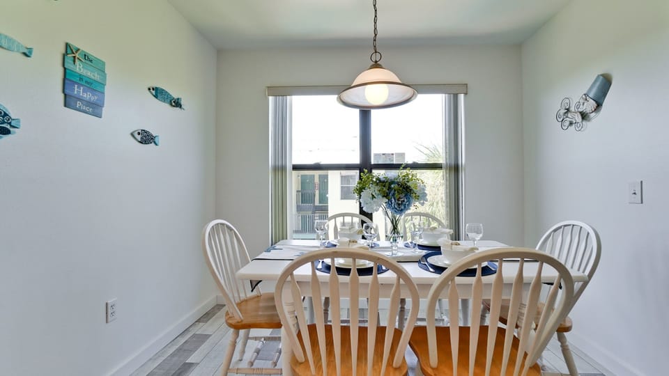 Dining for 6 guests.