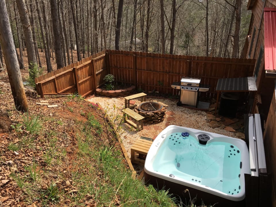 Private Atrium-New Hot tub and Gas Grill