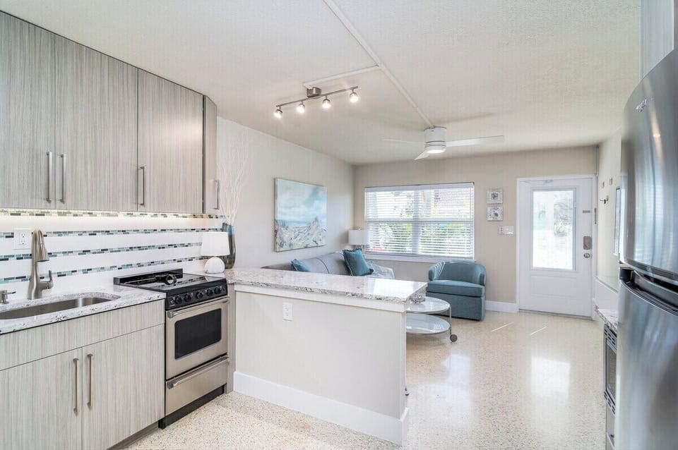 Stainless Appliances & fully stocked kitchen