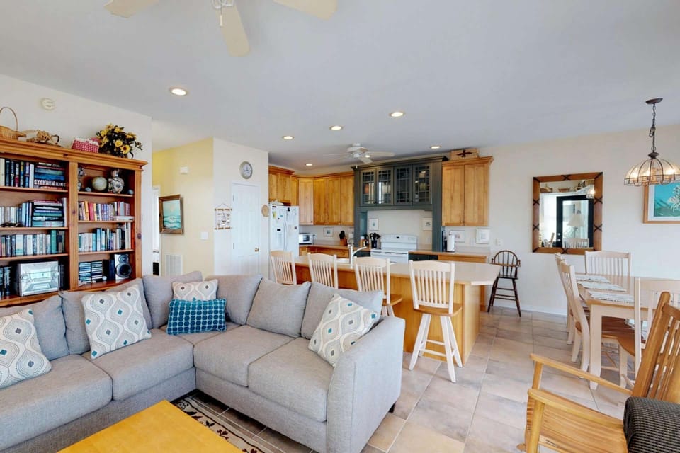Living and kitchen area