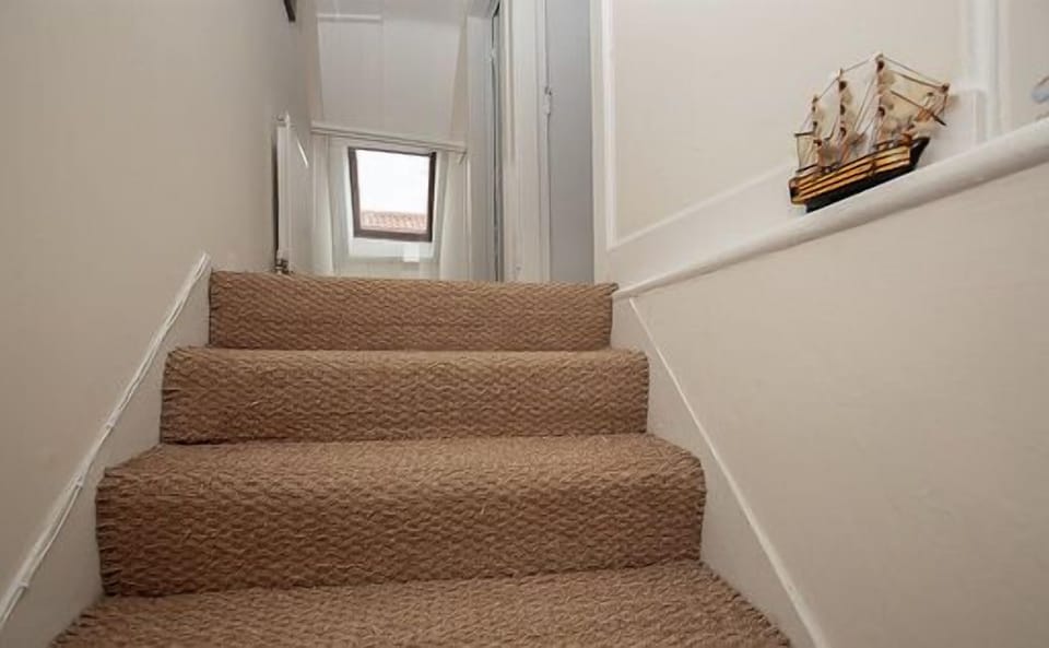 Hall leading to bedrooms 