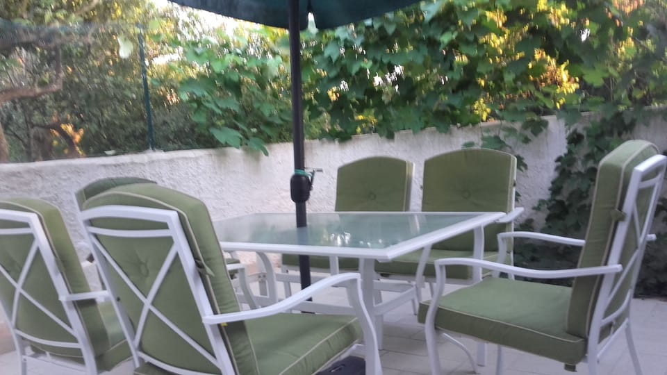 25 m2 patio for lunch / dinner / breakfast