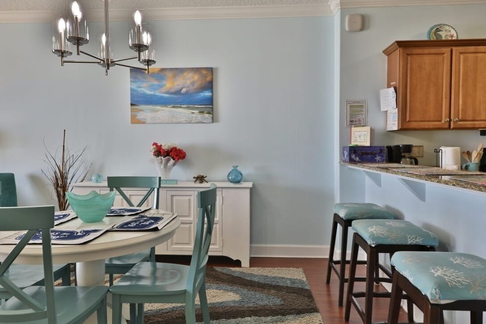 Dining and breakfast bar area