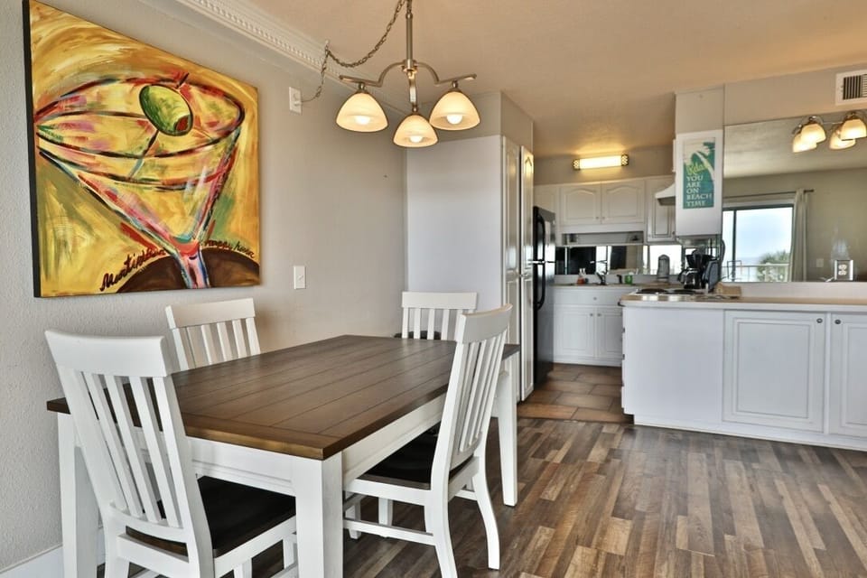 Dining table connecting the living room and kitchen