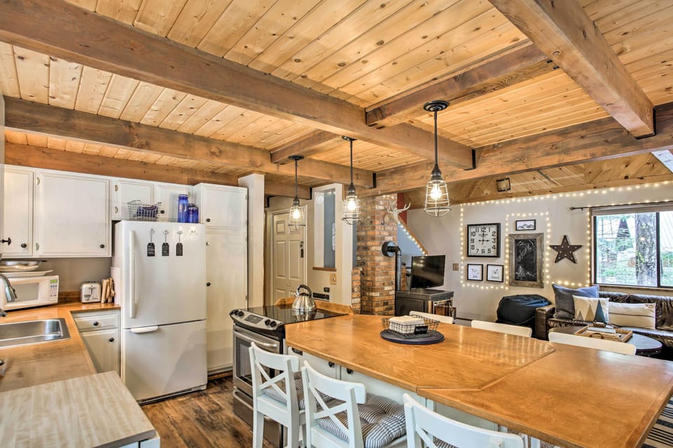 Dining Bar | Dishware Provided