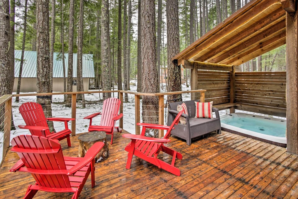 Deck | Outdoor Seating | Hot Tub
