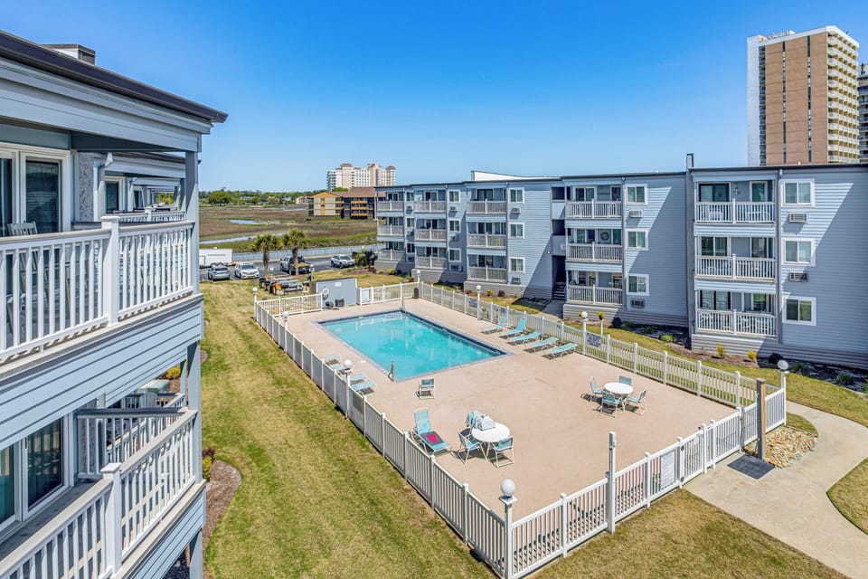Community Amenities | Outdoor Pool | Beach Access