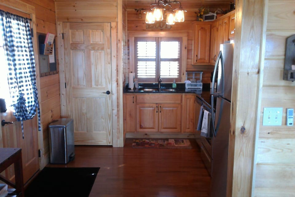 Genuine LOG CABIN wood shutters*Keurig,  SS appl., Washer-dryer stackable 