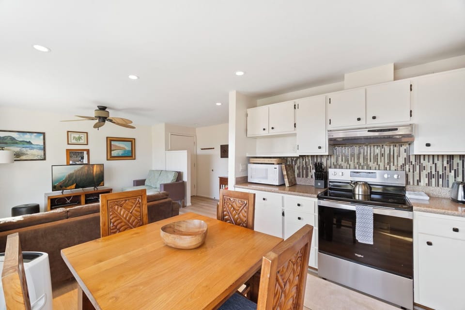 Fully stocked kitchen and dining area for 4