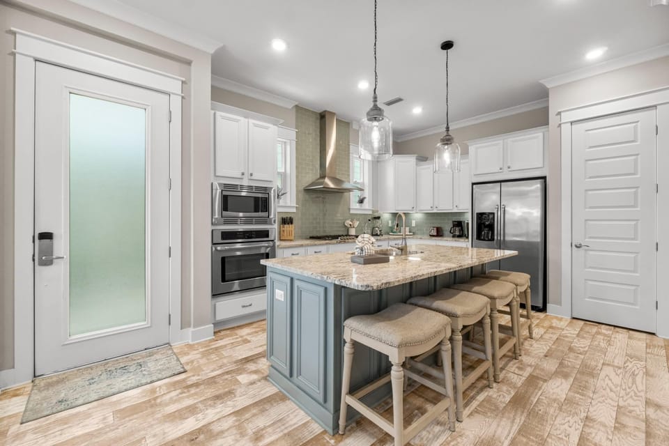 Kitchen with Breakfast Bar