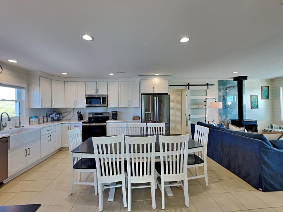 Dining Area Connecting to the Kitchen