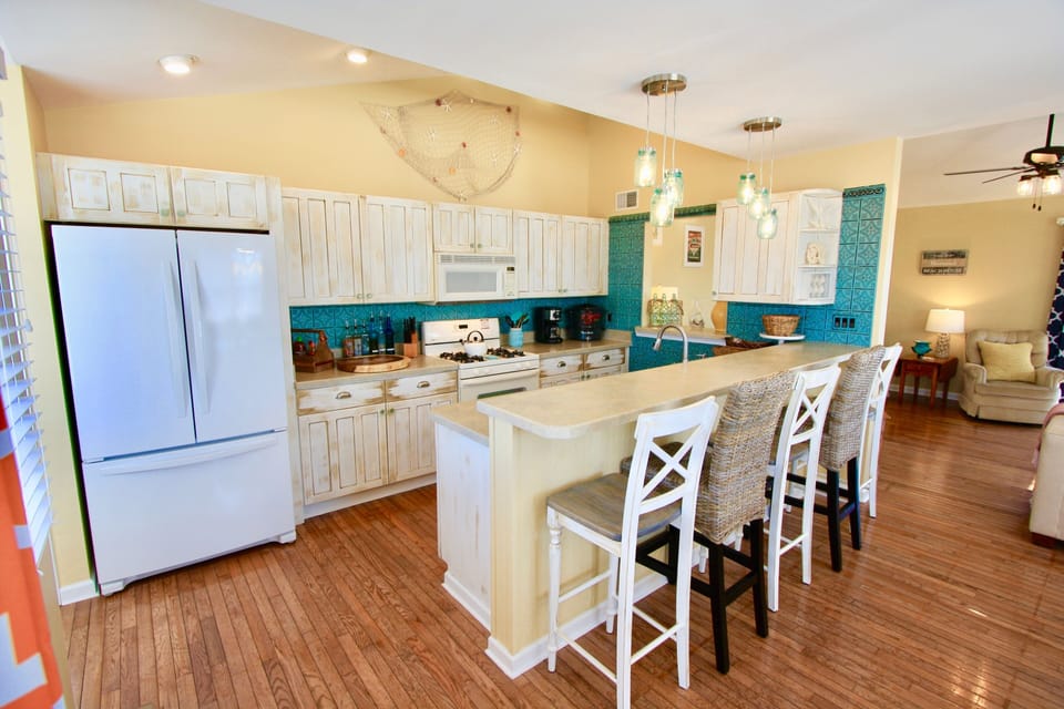 Kitchen & Breakfast Bar w/5 Bar Stools at Le Beach House Montreuil