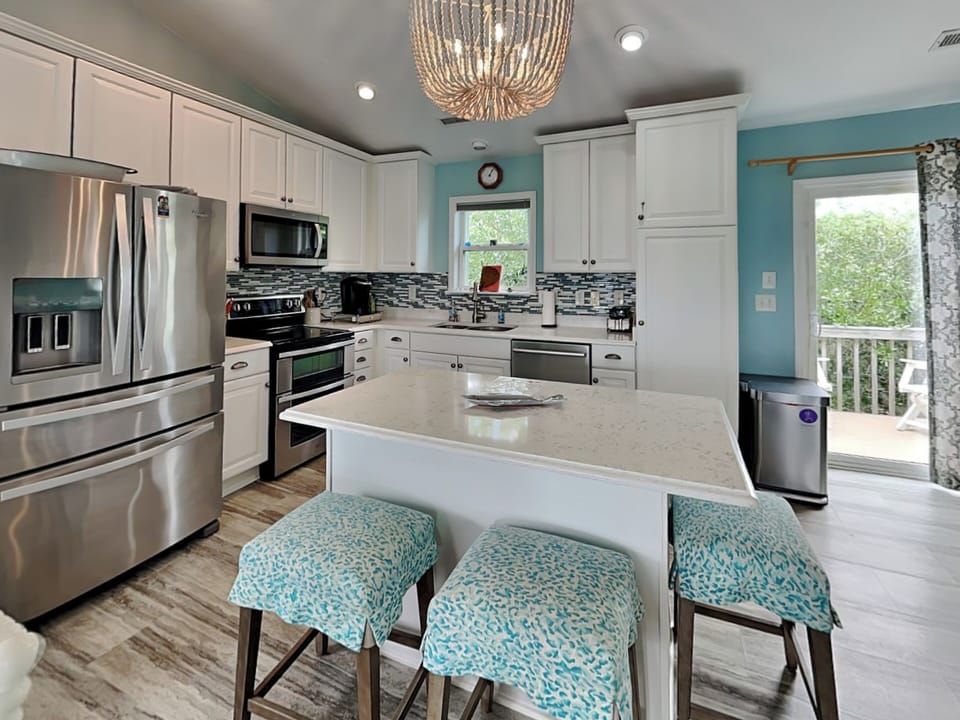 Full Size Kitchen with Breakfast Bar