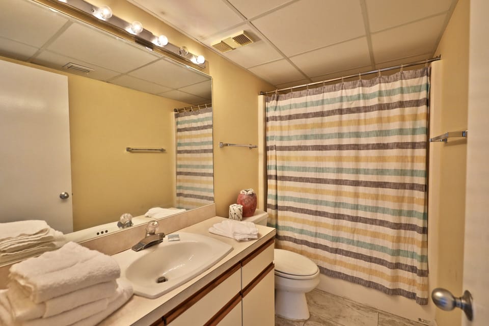 2nd bathroom with shower/tub combo.