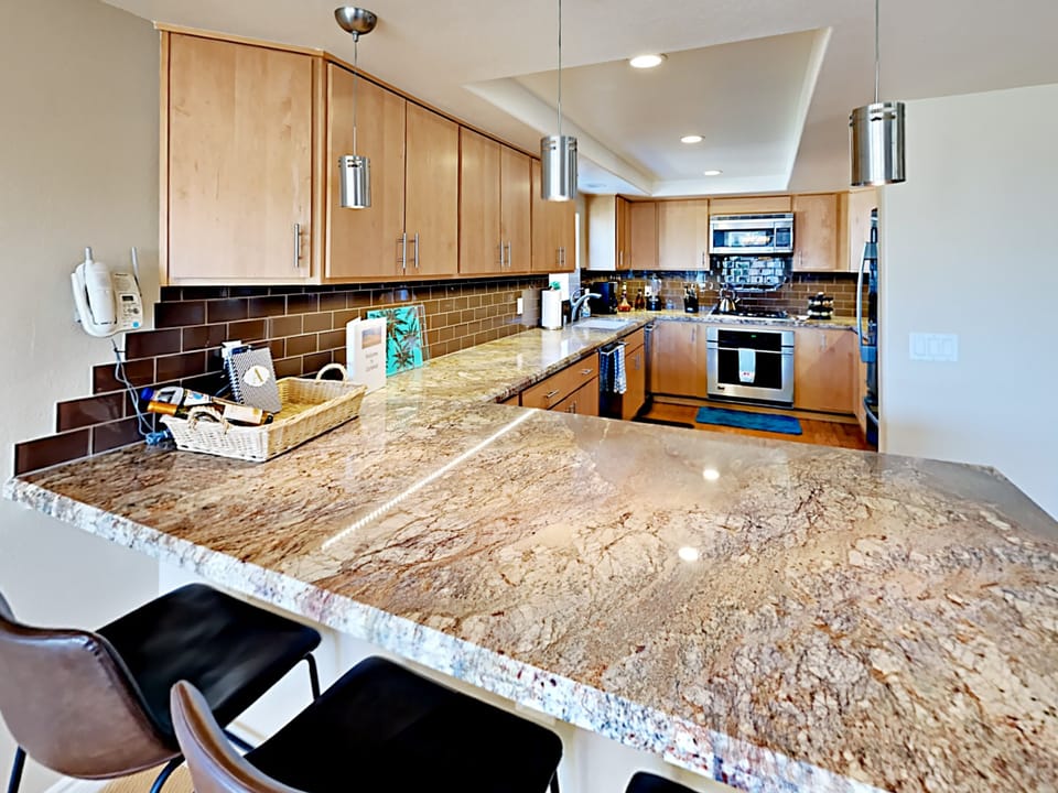 Full Kitchen with Peninsula. Granite Countertops. 
