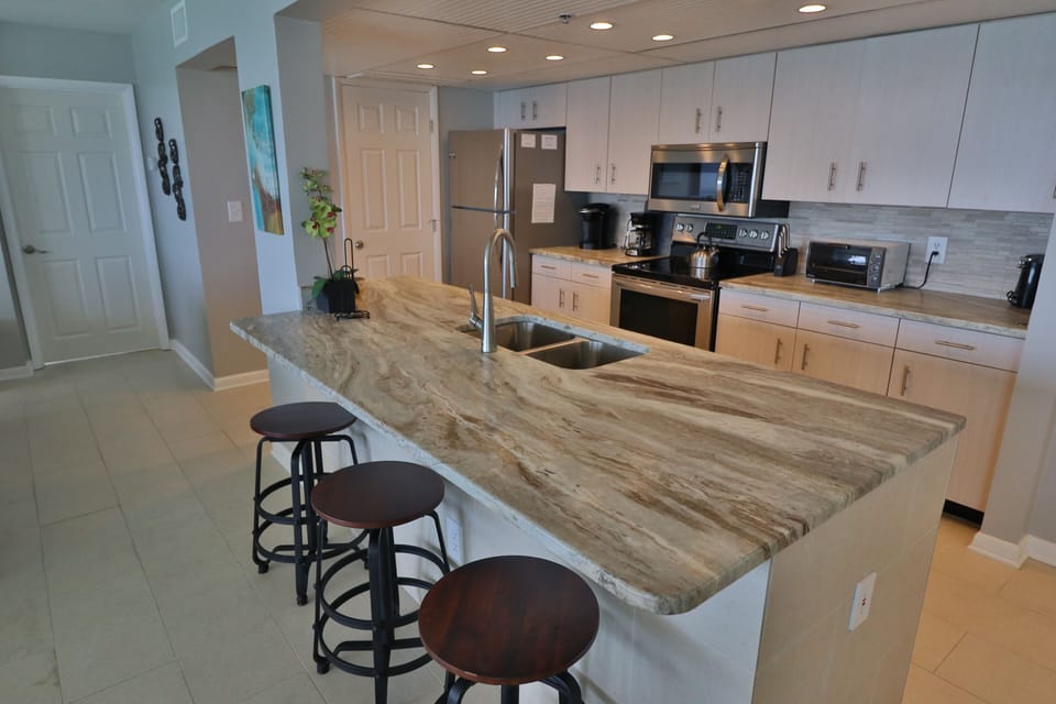 Bar area and fully stocked kitchen with new stainless steel appliances.
